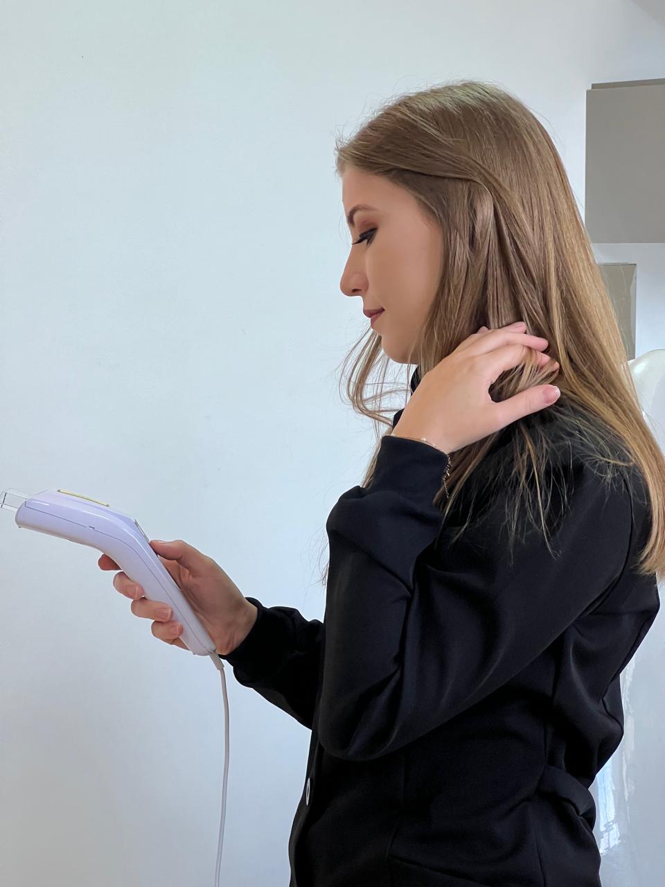 Dra. Bruna utilizando equipamento capilar